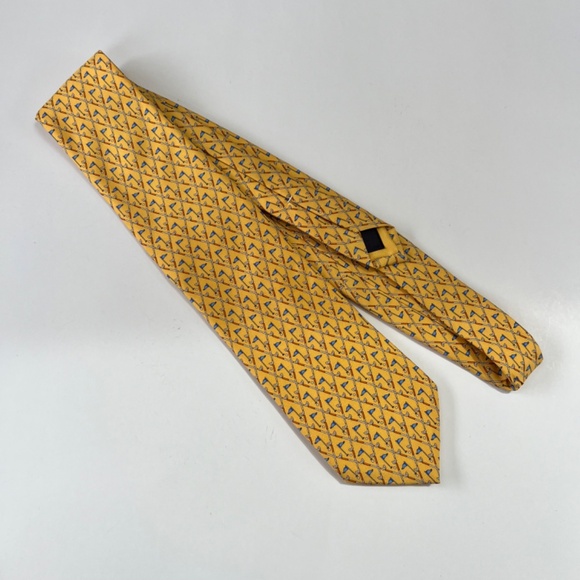 Brooks Brothers Country Club Silk Tie Golf Theme Yellow Golf Flag Golf Clubs EUC - Picture 6 of 6